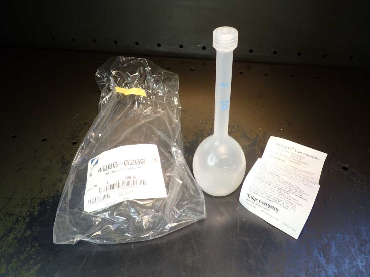 Thermo Scientific Nalgene Polypopylene Volimetric Flask +Lid 4000-0200 200mL NEW - LAB & SCIENTIFIC