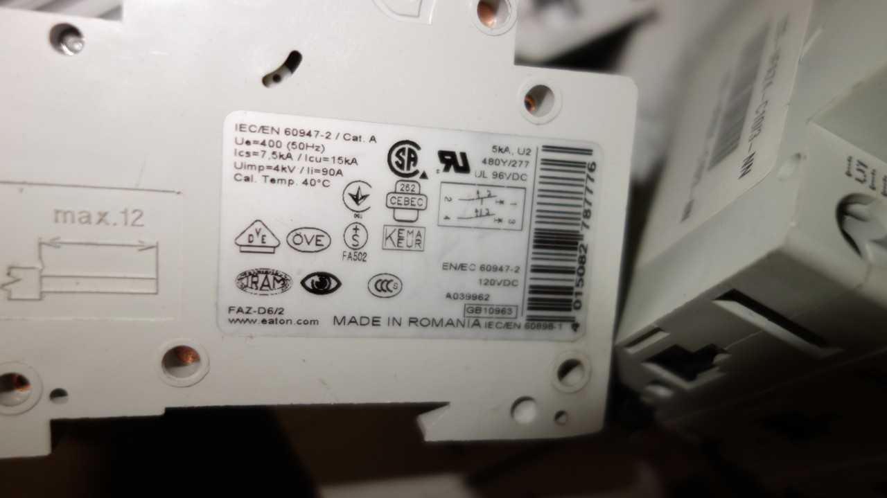 1 BOX OF ASSORTED COOPER BUSSMANNN CIRCUIT BREAKERS - CIRCUIT BREAKERS
