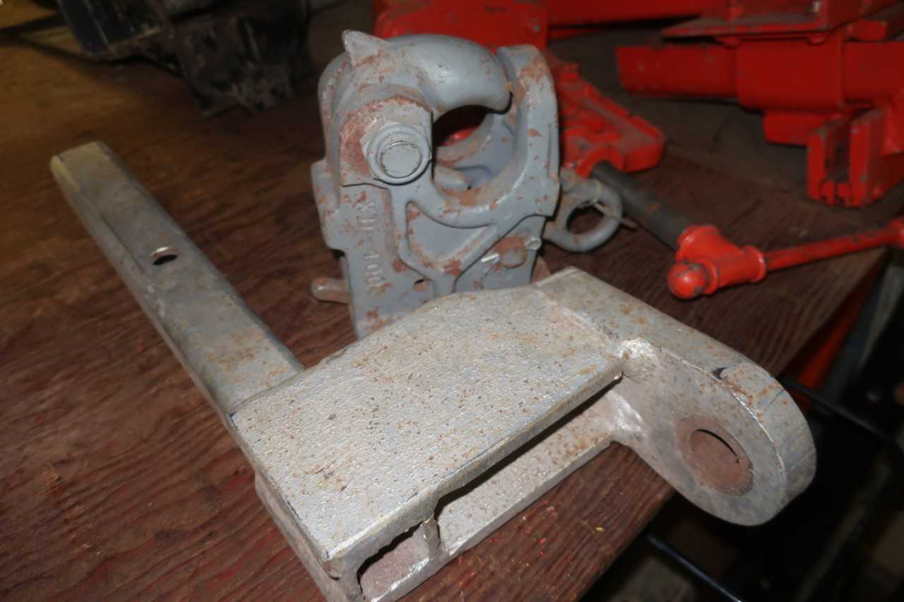 LOT OF 3 ASSORTED VICE ASSEMBLIES, PIPE VICE, HITCH MOUNT VICE - ELECTRIC POWER TOOLS