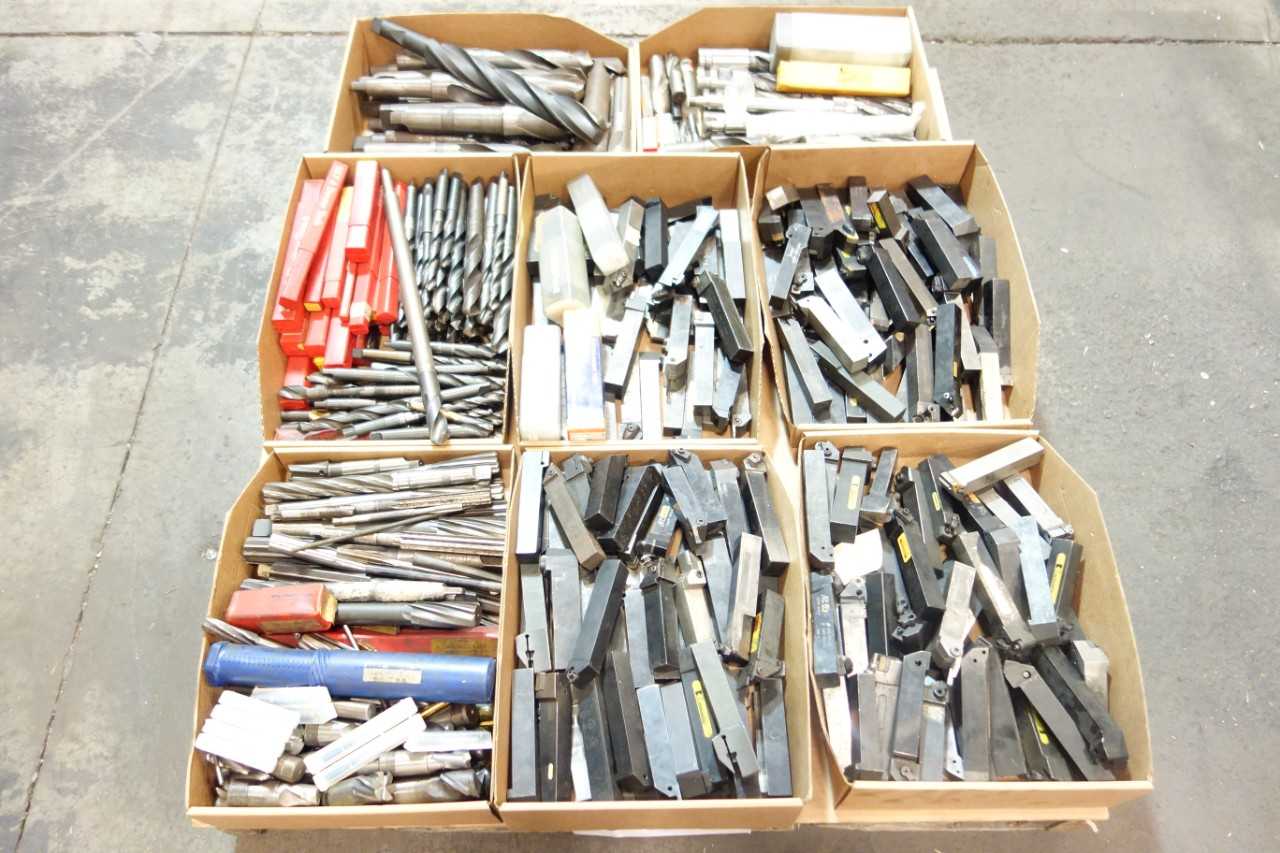 1 PALLET OF ASSORTED LATHE INSERTS, SQUARE SHANKS, REAMERS, DRILL BITS- KENNAMETAL, SANDVIK - ELECTRIC POWER TOOLS