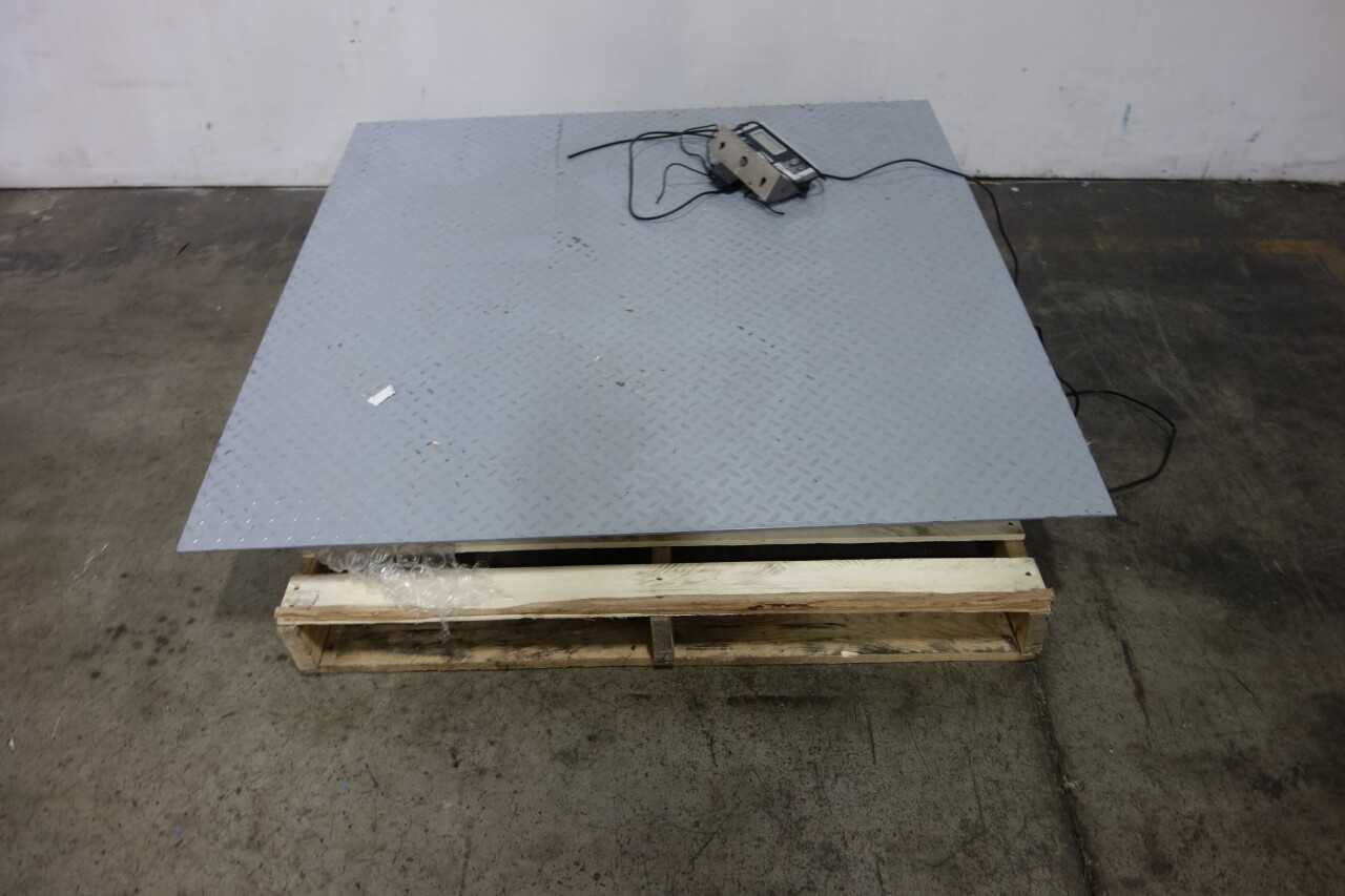 GLOBAL PALLET SCALE WITH INDICATOR AND BRECKNELL FLOOR SCALE WITH RAMP - SCALES