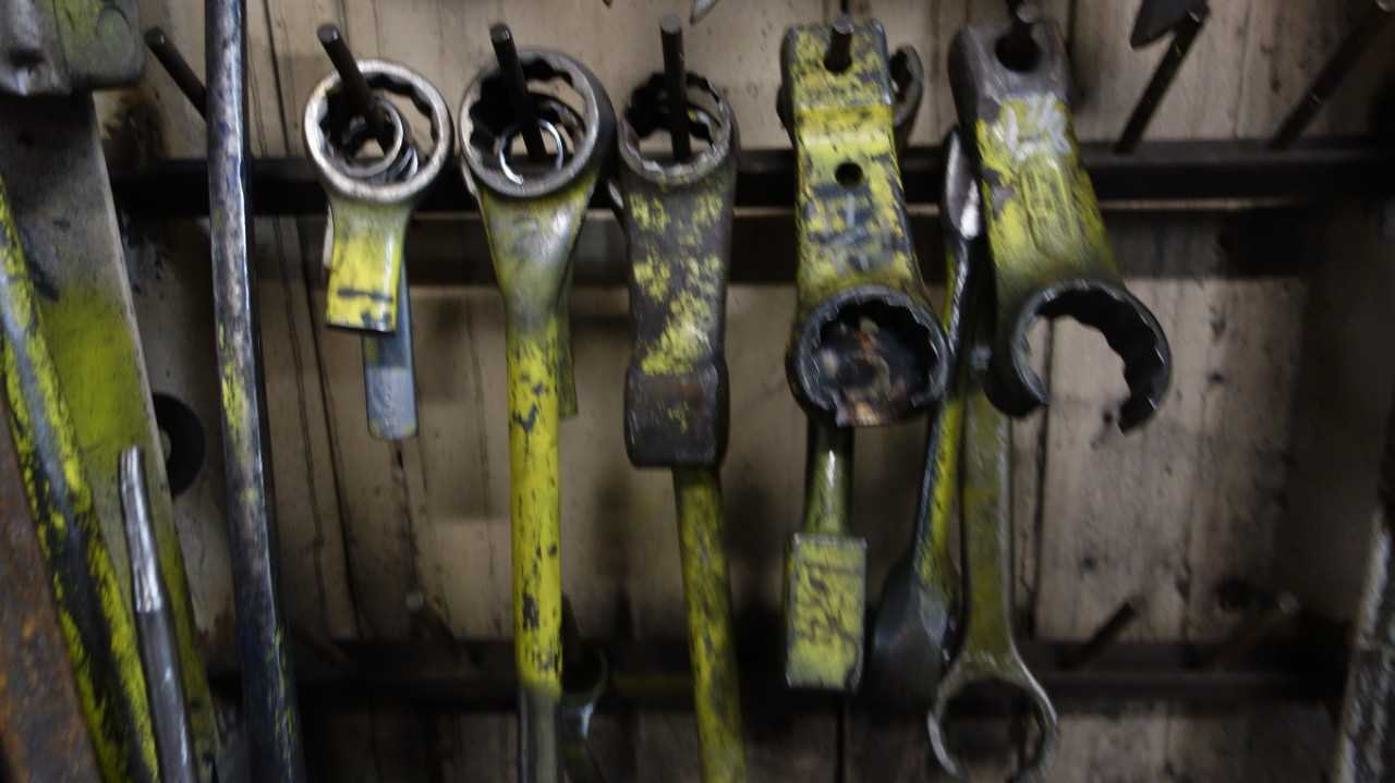 ASSORTED LOT OF CUSTOM OPEN ENDED AND STRIKING WRENCHES 1-1/4 IN TO 2-3/16 IN - HAND TOOLS