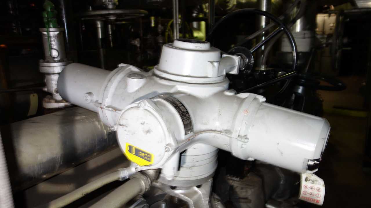 LOT OF 4 ROTORK VALVE OPERATORS 460V - IQFM AND 11AZ - VALVES