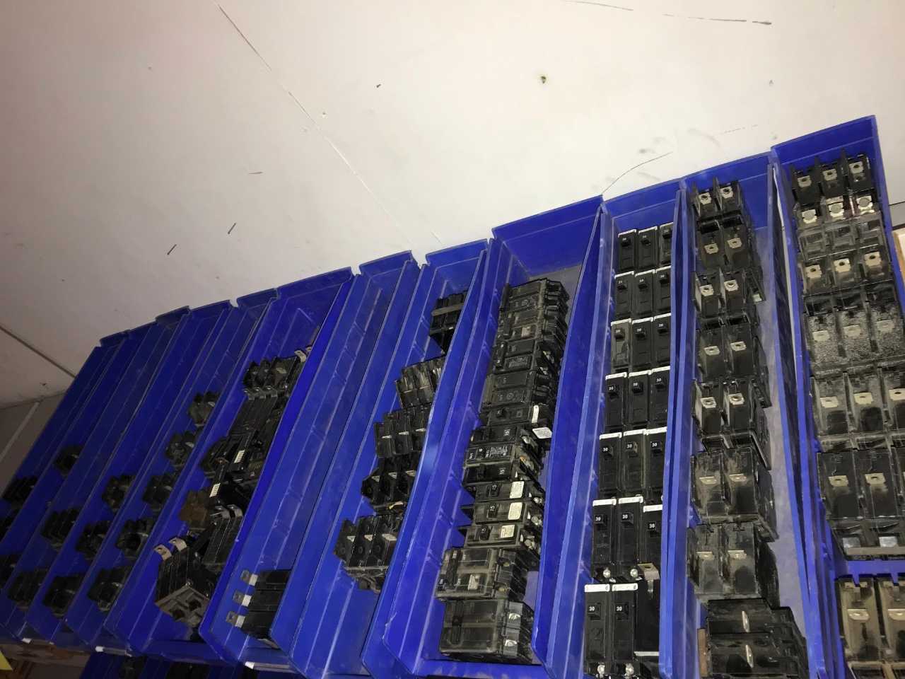 VARIOUS SIEMENS CIRCUIT BREAKERS (QTY ) - CIRCUIT BREAKERS VARIOUS SIEMENS CIRCUIT BREAKERS (QTY ) - CIRCUIT BREAKERS