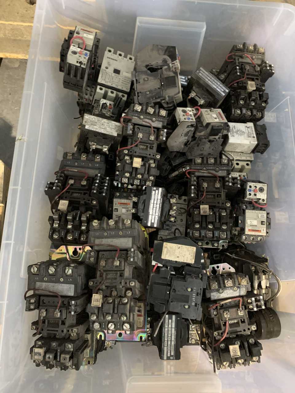 LOT OF USED ALLEN-BRADLEY AND SIEMENS MOTOR STARTERS - MOTOR STARTERS