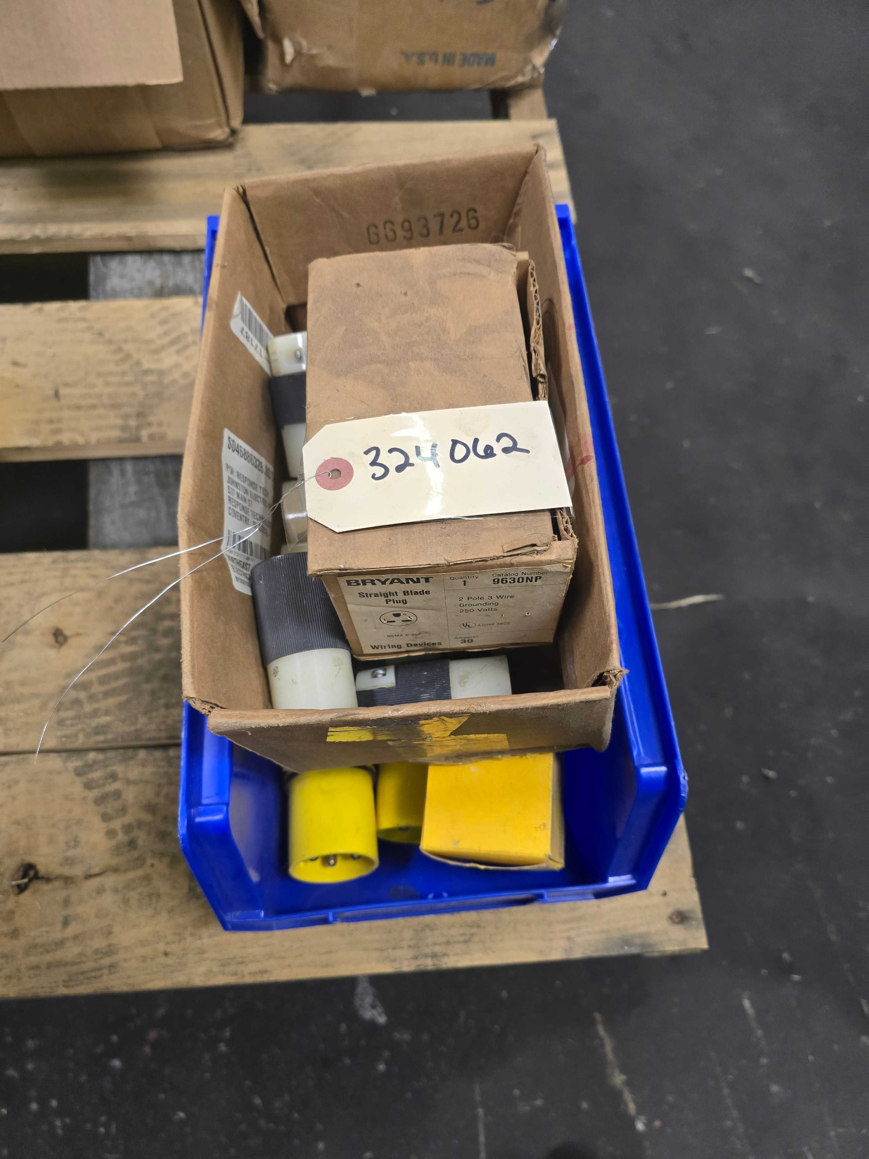 LOT OF PLUGS & RECEPTACLES - PLUGS & RECEPTACLES