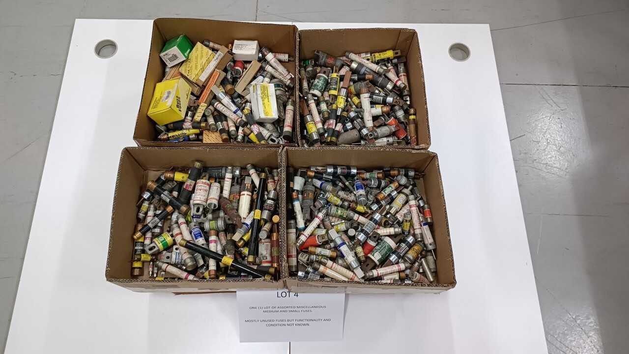 ONE (1) LOT OF ASSORTED MISCELLANEOUS MEDIUM AND SMALL FUSES. - FUSES