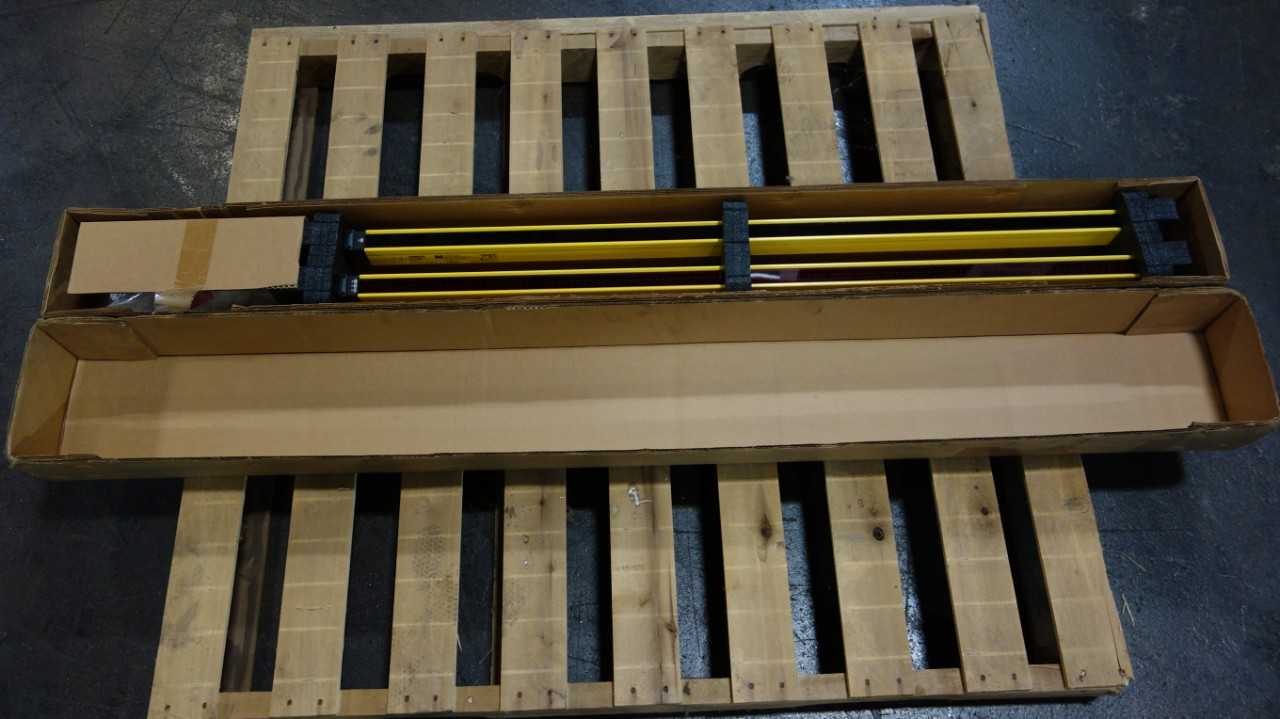 OMRON MS4800 MINISAFE LIGHT CURTAIN TRANSMITTER RECEIVER SET, MS4800S-30-1200-R, MS4800S-30-1200-X - INSTRUMENTATION