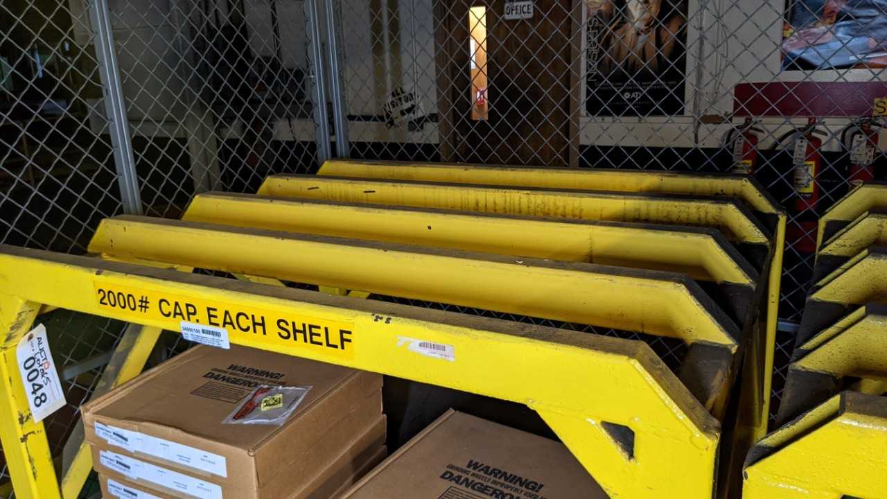 Lot of 5 shelves no contents - SHELVING