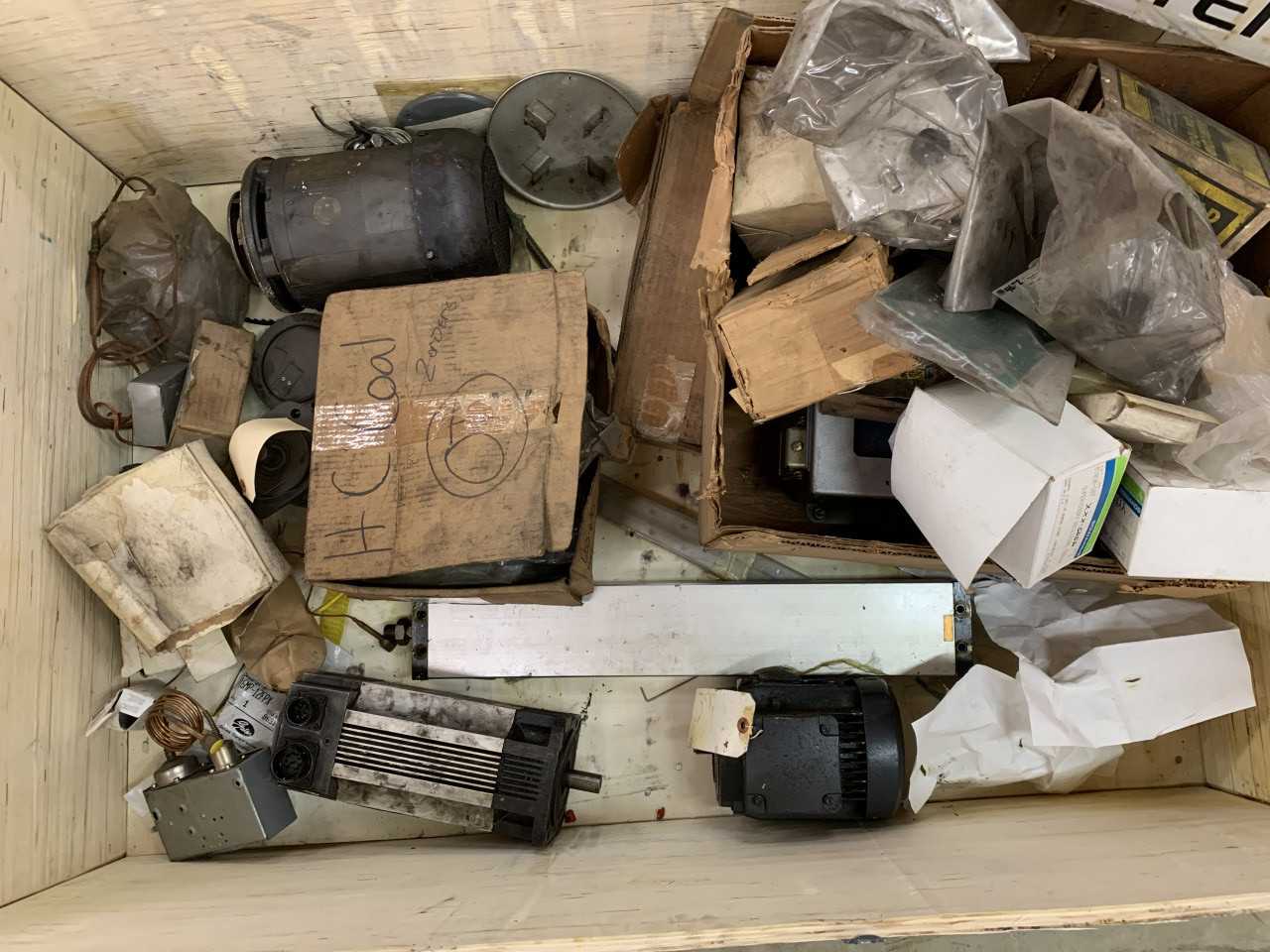 CRATE OF ELECTRICAL EQUIPMENT VARIOUS PARTS SERVO MOTOR - ELECTRICAL COMPONENTS