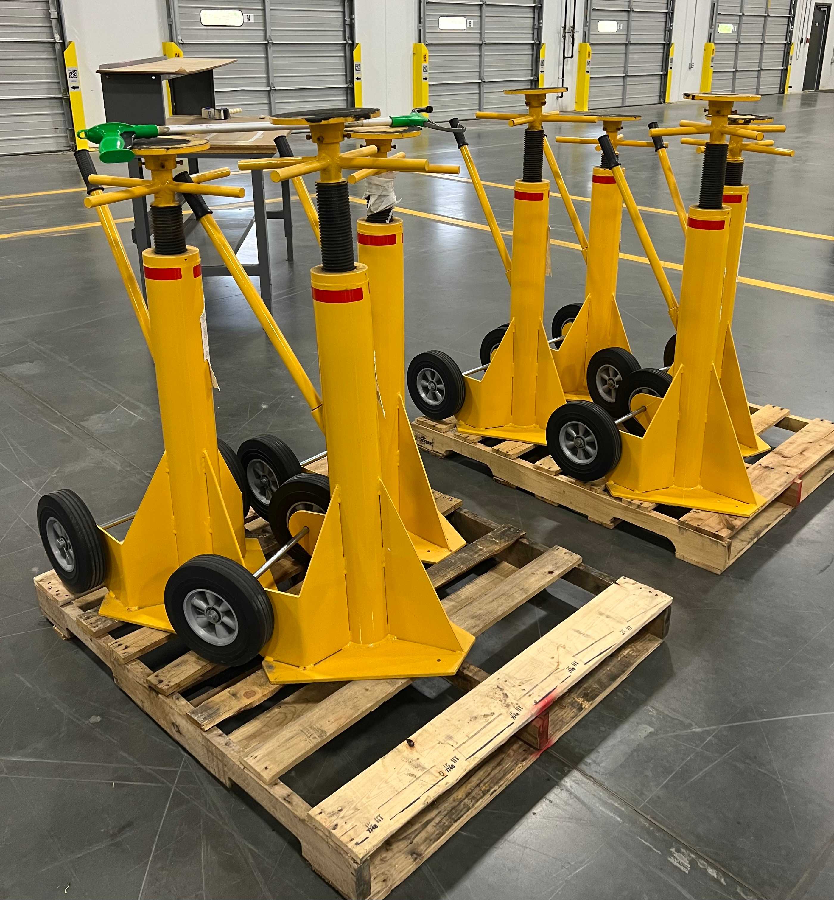 BULK LOT OF ULINE H-1545 TRAILER JACKS QTY 7 - MANUAL PALLET JACKS