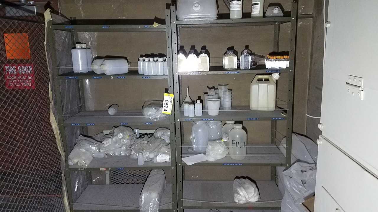 CONTENTS OF 2 SHELVES, ASSORTED GLASSWARE, BEAKERS, FLASKS, STORAGE CONTAINERS - LAB & SCIENTIFIC CONTENTS OF 2 SHELVES, ASSORTED GLASSWARE, BEAKERS, FLASKS, STORAGE CONTAINERS - LAB & SCIENTIFIC