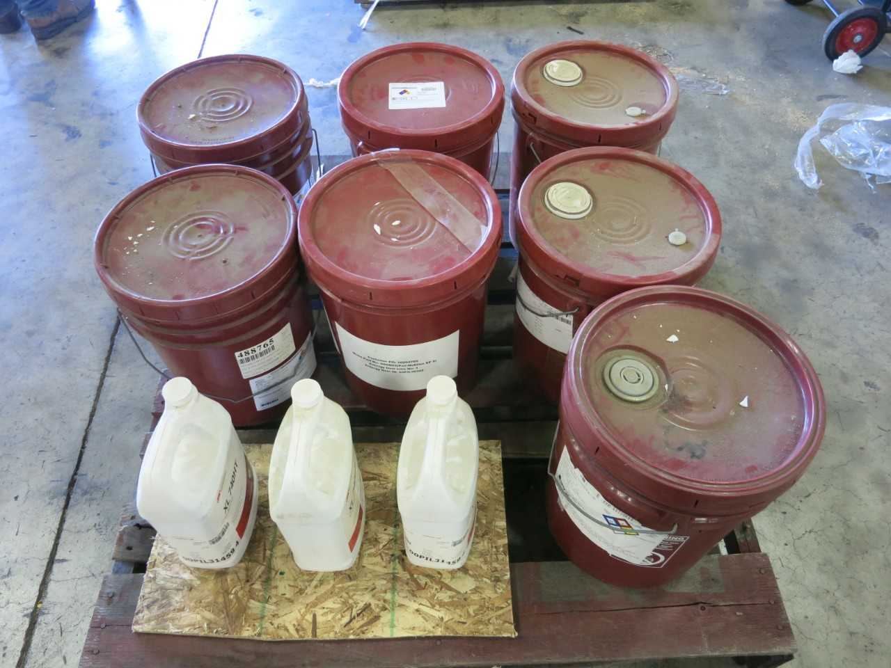 LOT OF ASSORTED LUBRICANT OIL XL-740HT MOBILTEMP 78 MOBILUX EP2 RARUS 427 600W CYLINDER OIL - PNEUMATIC CYLINDERS & ACTUATORS