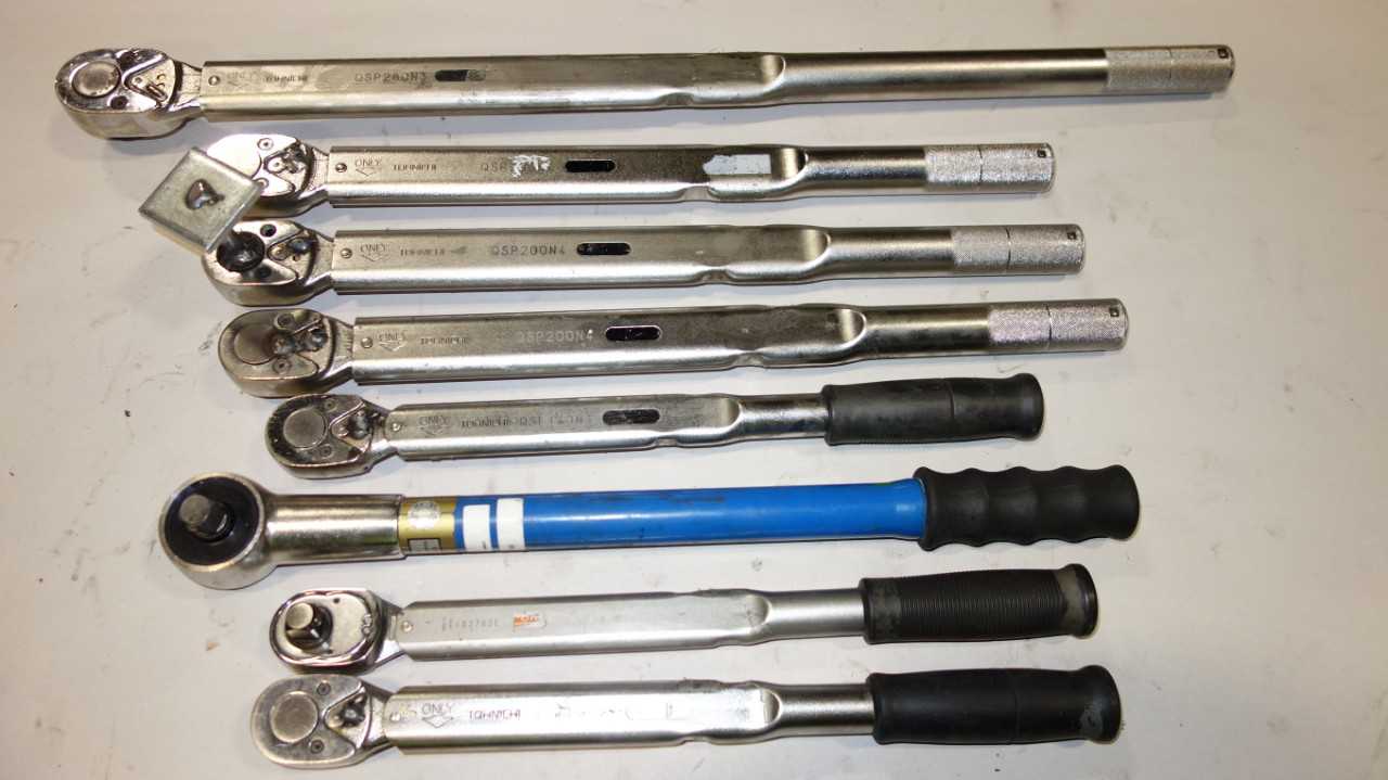 LOT OF 8 ASSORTED RATCHET HEAD TORQUE WRENCHES, TOCHNICHI QSP200N4, QSP280N3, TORQUE-SAFE 90-22 - HAND TOOLS