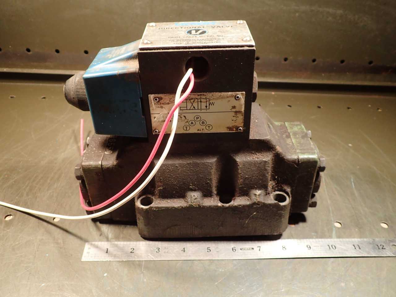 Vickers 879249-DG4S4-012A-B-60 Directional Hydraulic Valve: 276550 Manifold - HYDRAULIC VALVE