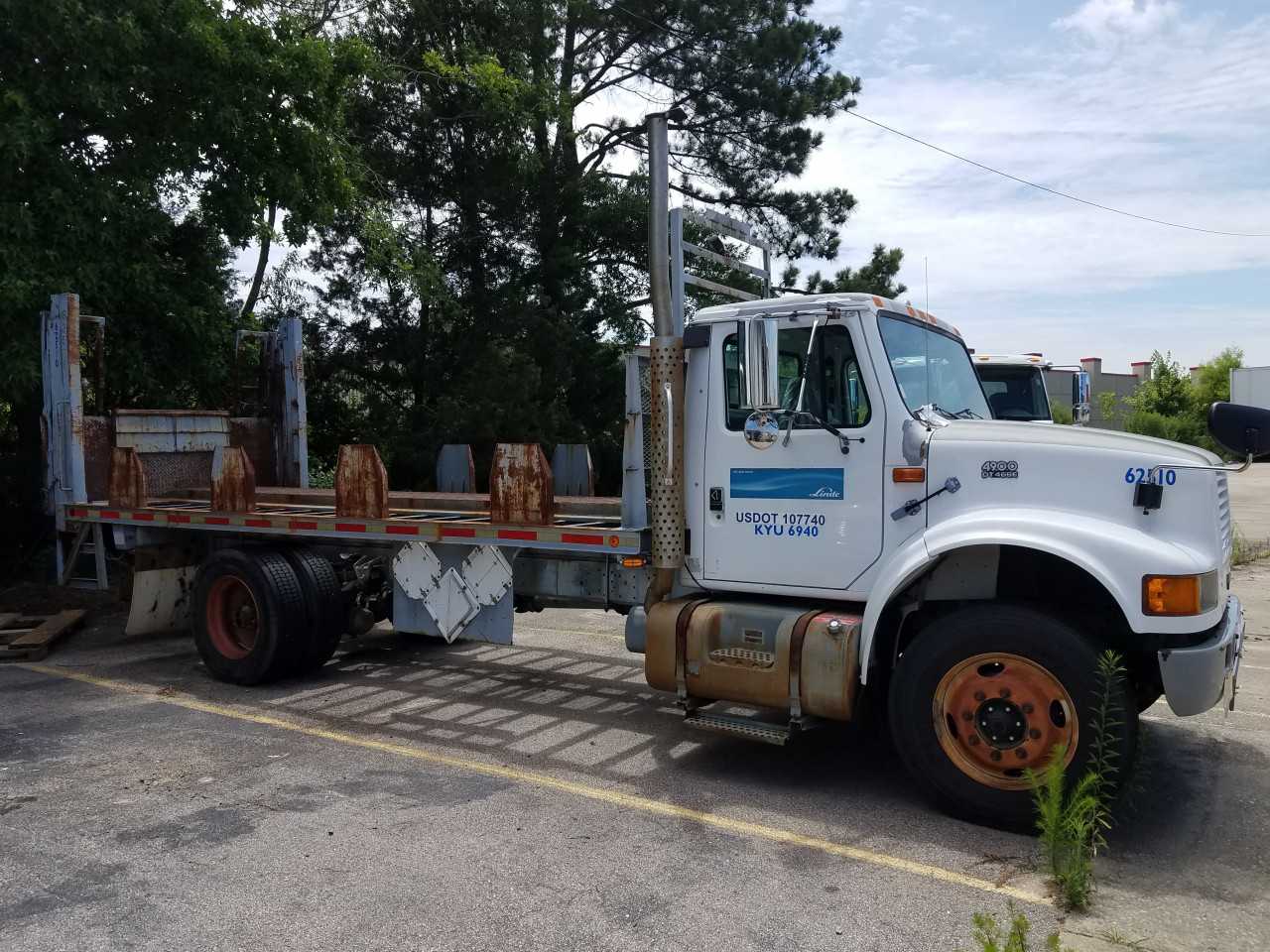 1999 International 4900 - HYDRO EXCAVATOR TRUCKS