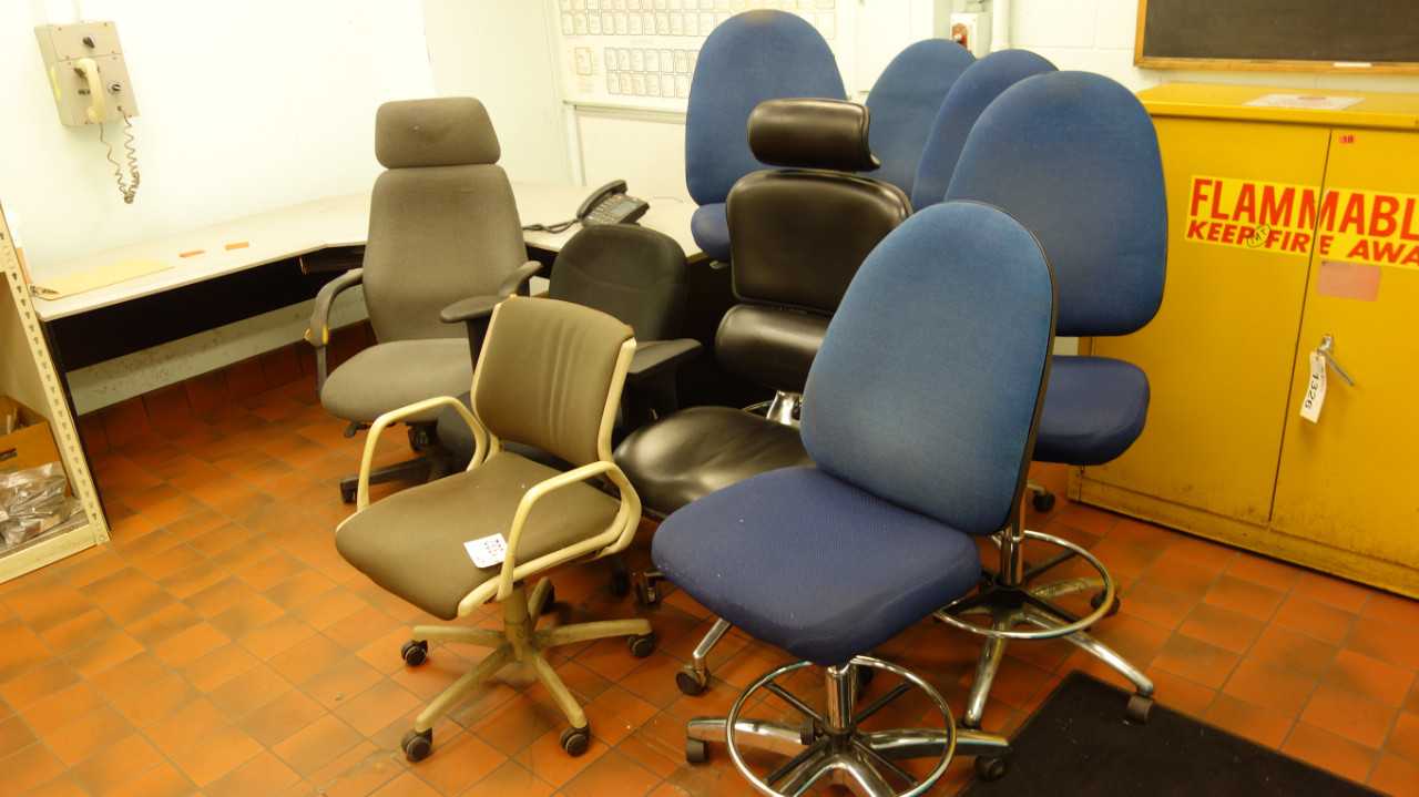 LOT OF 9 CHAIRS WITH DESK AND PHONE - PLANT & FACILITY