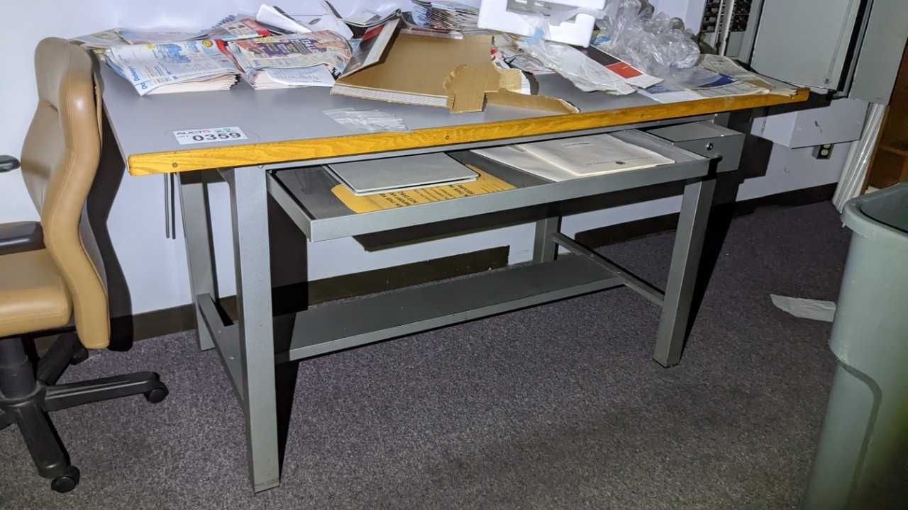 LOT OF 2 TABLES - MATERIAL HANDLING