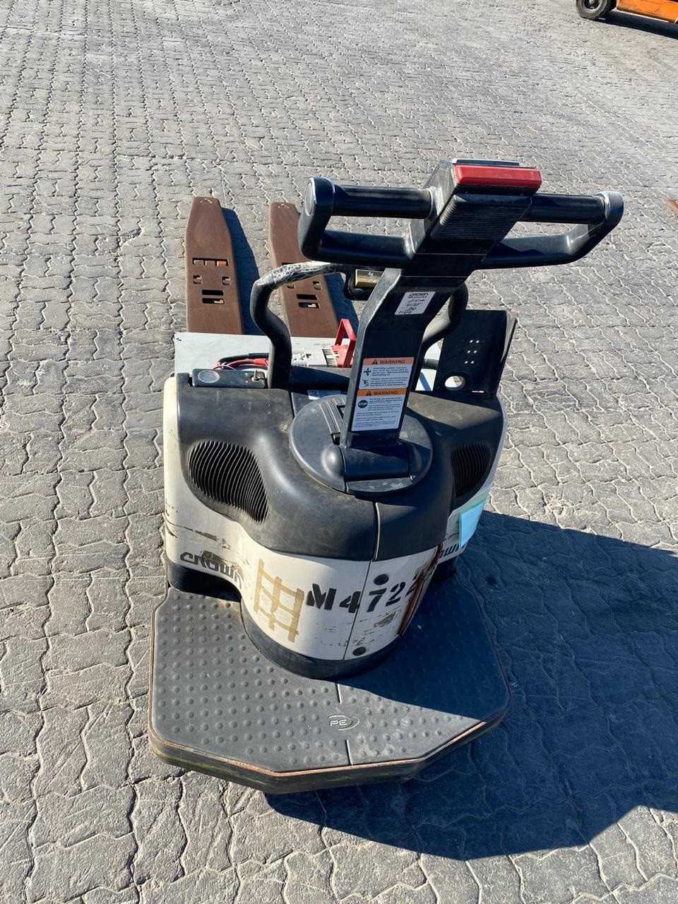 1 CROWN ELECTRIC FORK LIFT - FORKLIFTS