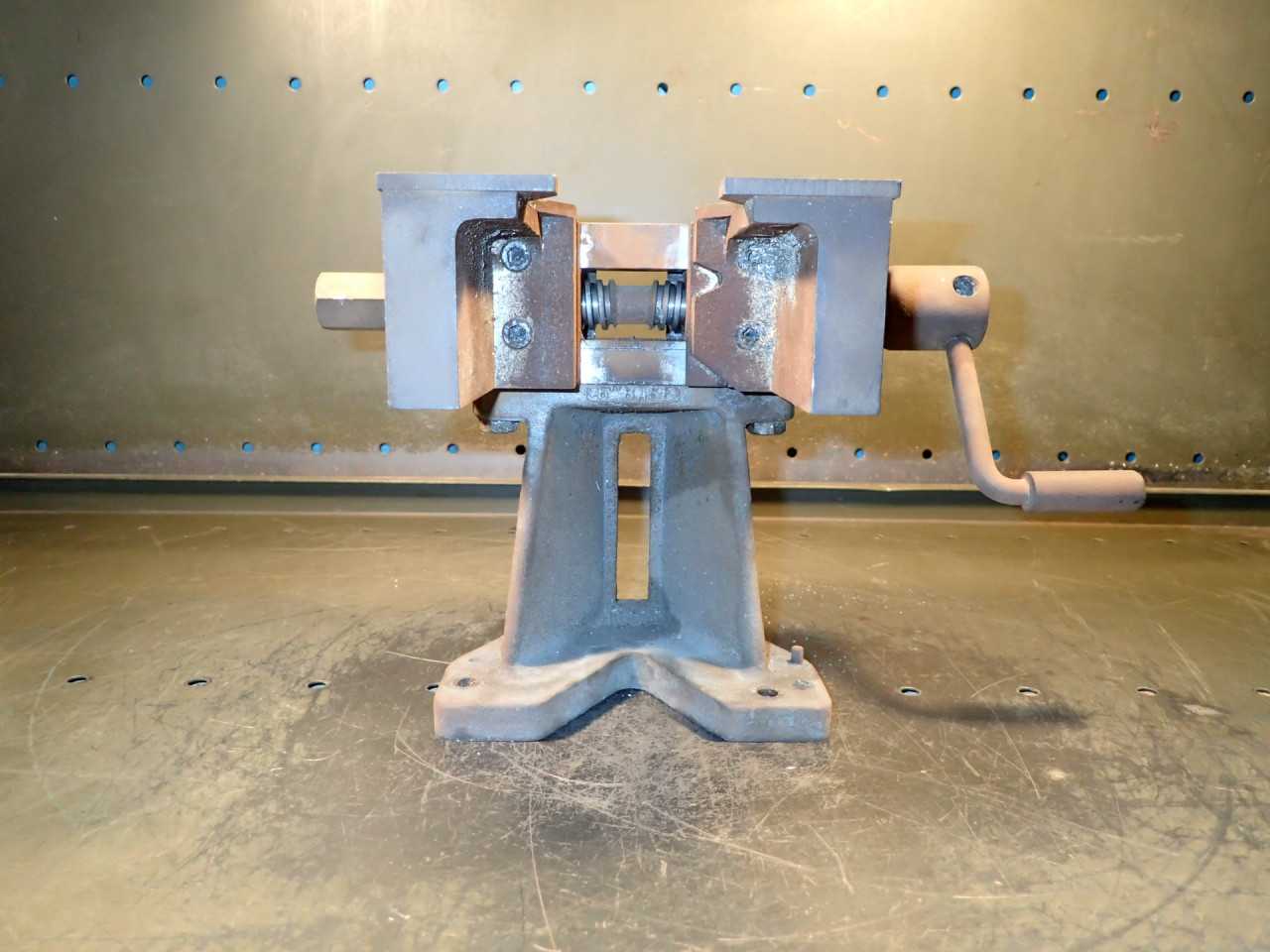 Heuser Products Twin-Screw Clamping Work Vise 4" Deep Jaws Open 2-1/2", 5" Riser - ELECTRIC POWER TOOLS