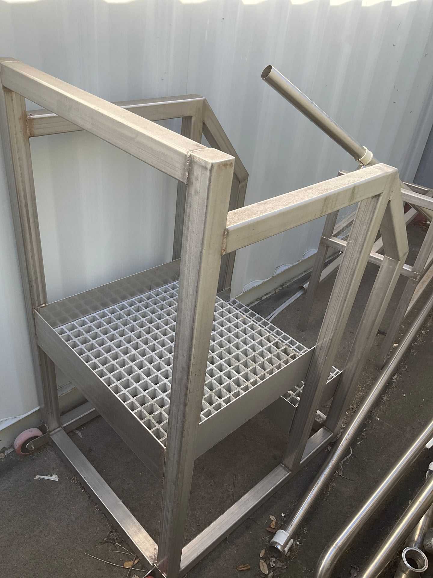 METAL STEP LADDER & PIPES