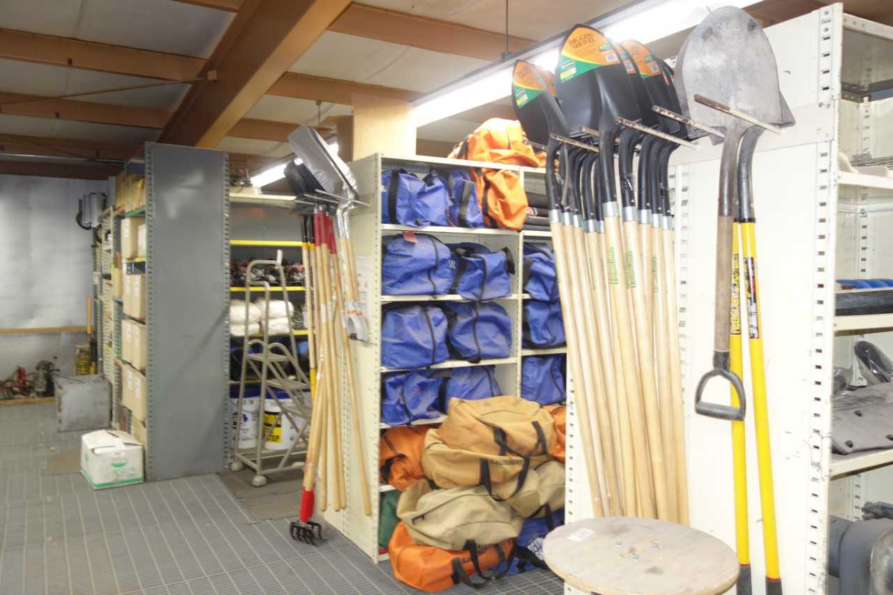 Lot of assorted shovels, hoes - HAND TOOLS