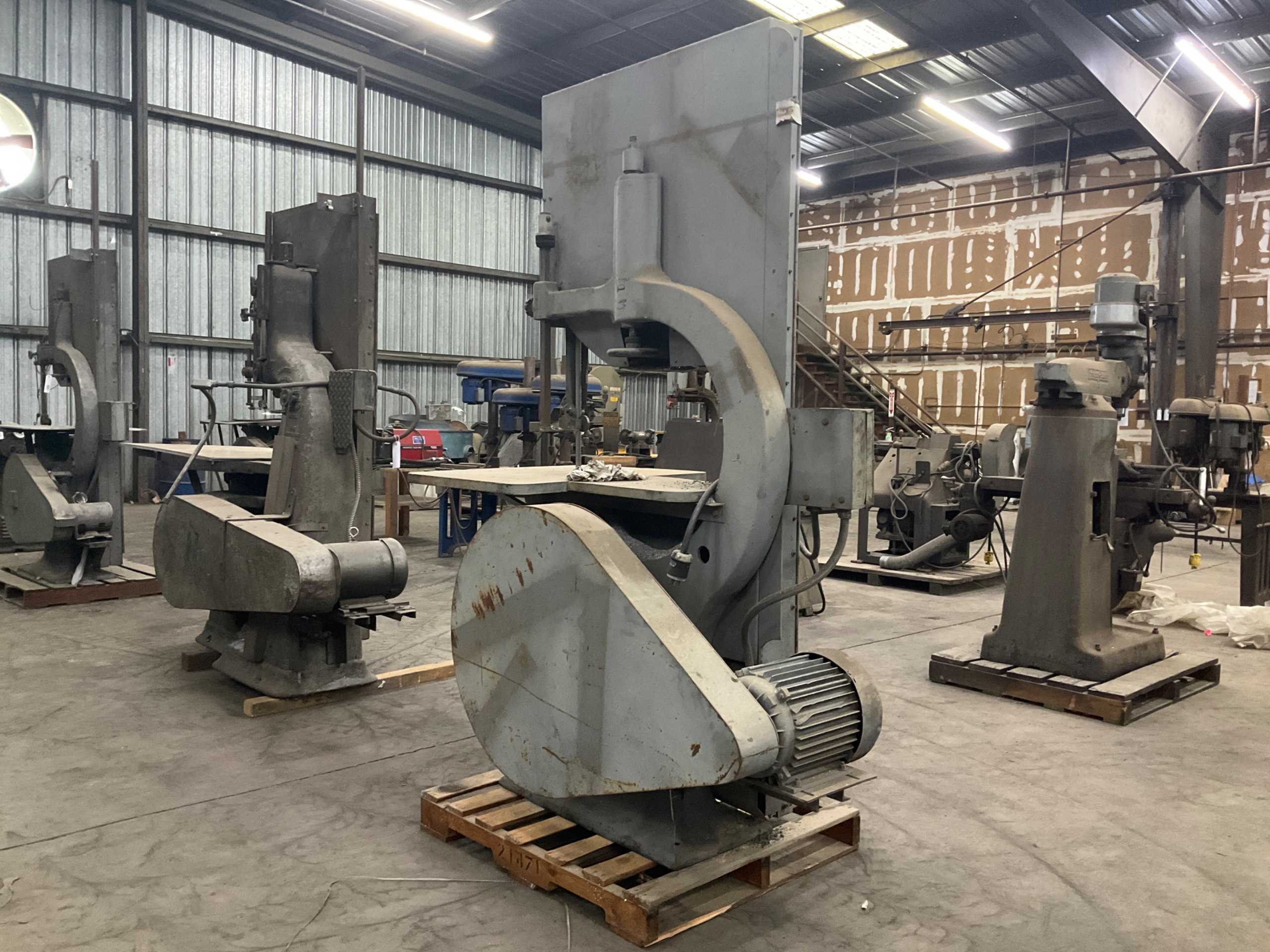 VERTICAL BAND SAW