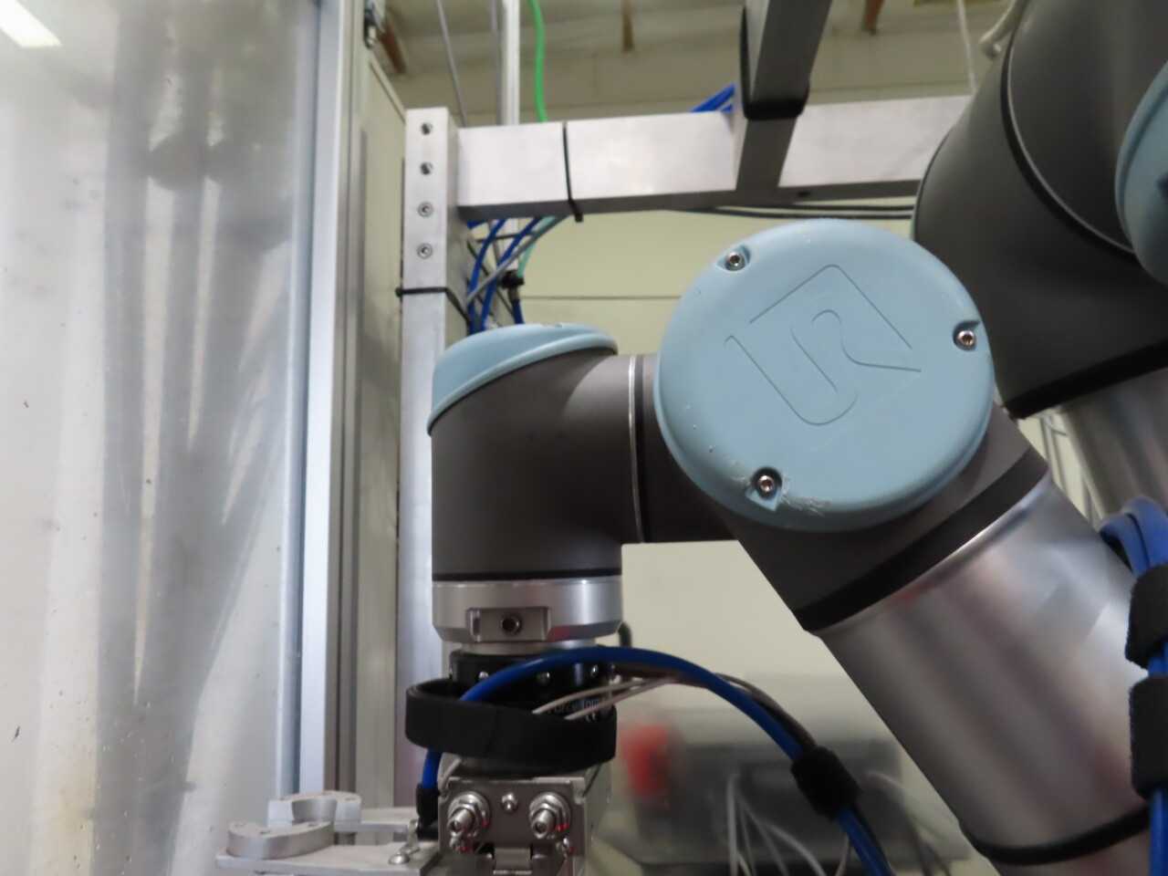 Universal Robots, Model U5 - INDUSTRIAL ROBOTS