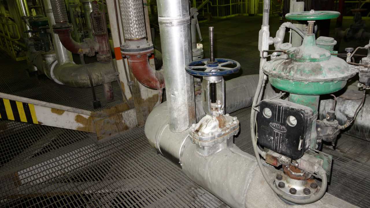 LOT OF 2 FISHER 657-ES 4" CL300 CONTROL VALVE - RELIEF VALVE