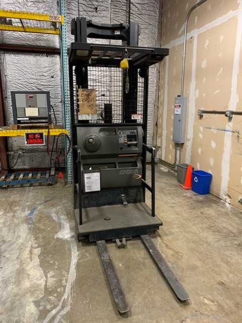 2004 Crown SP322030TT240 order picker, Des Moines, IA - MISCELLANEOUS