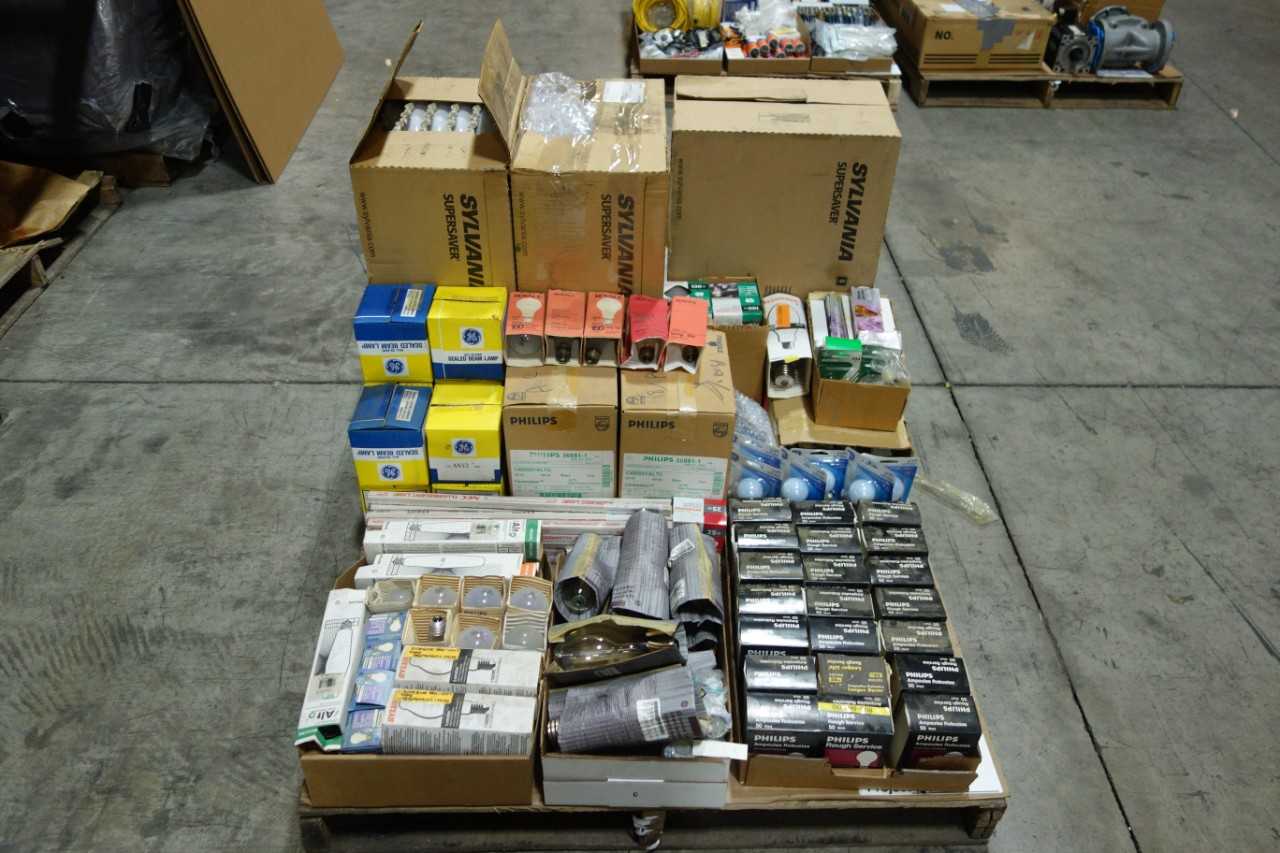 PALLET OF ASSORTED LIGHT BULBS - LIGHTING