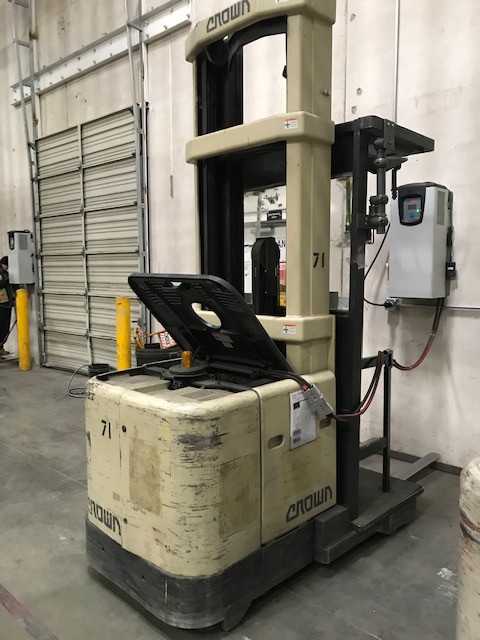 2000 Crown SP3020-30 order picker, Denver, CO - ORDER PICKER