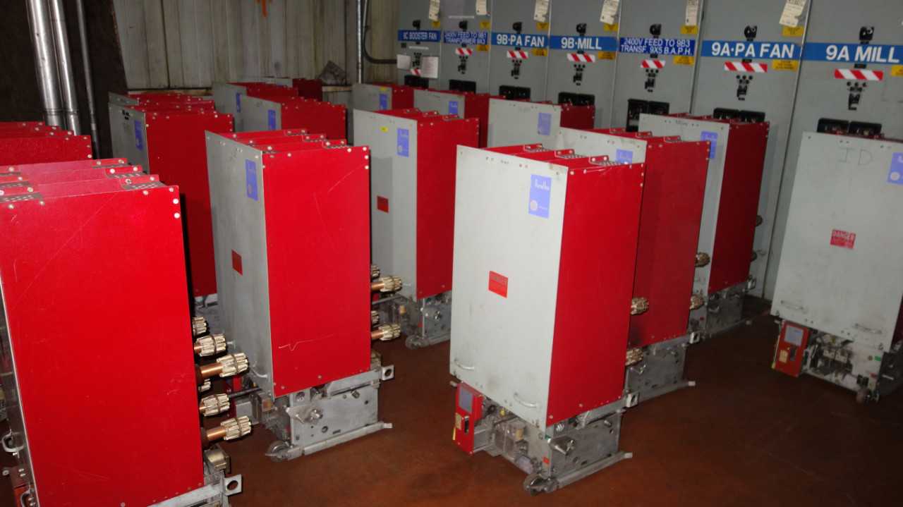 LOT OF 16 WESTINGHOUSE 50DHP250 1200A BREAKERS - CIRCUIT BREAKERS