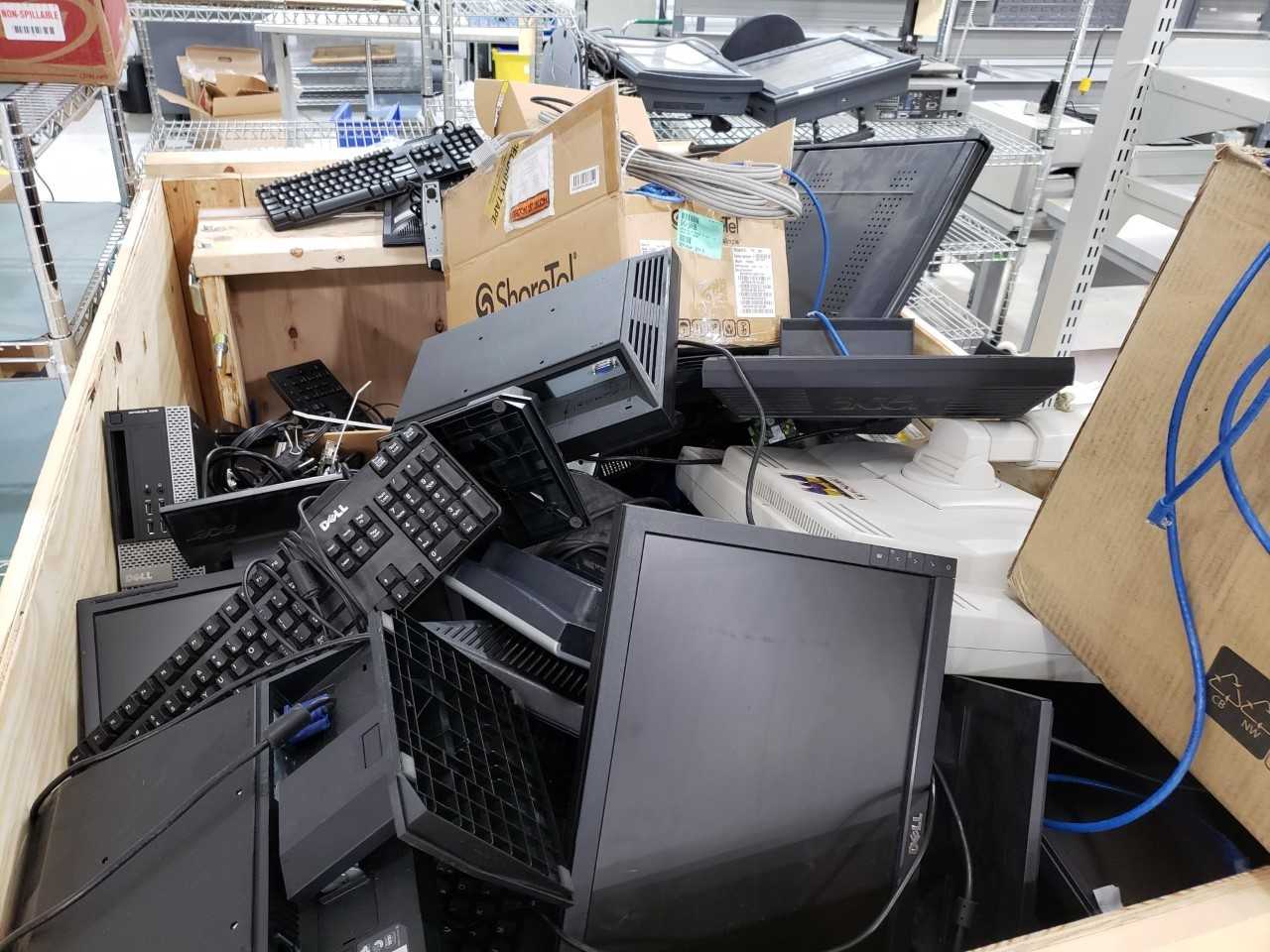 Huge wooden crate full of Computers, Parts & LCD Screens - MISCELLANEOUS Huge wooden crate full of Computers, Parts & LCD Screens - MISCELLANEOUS