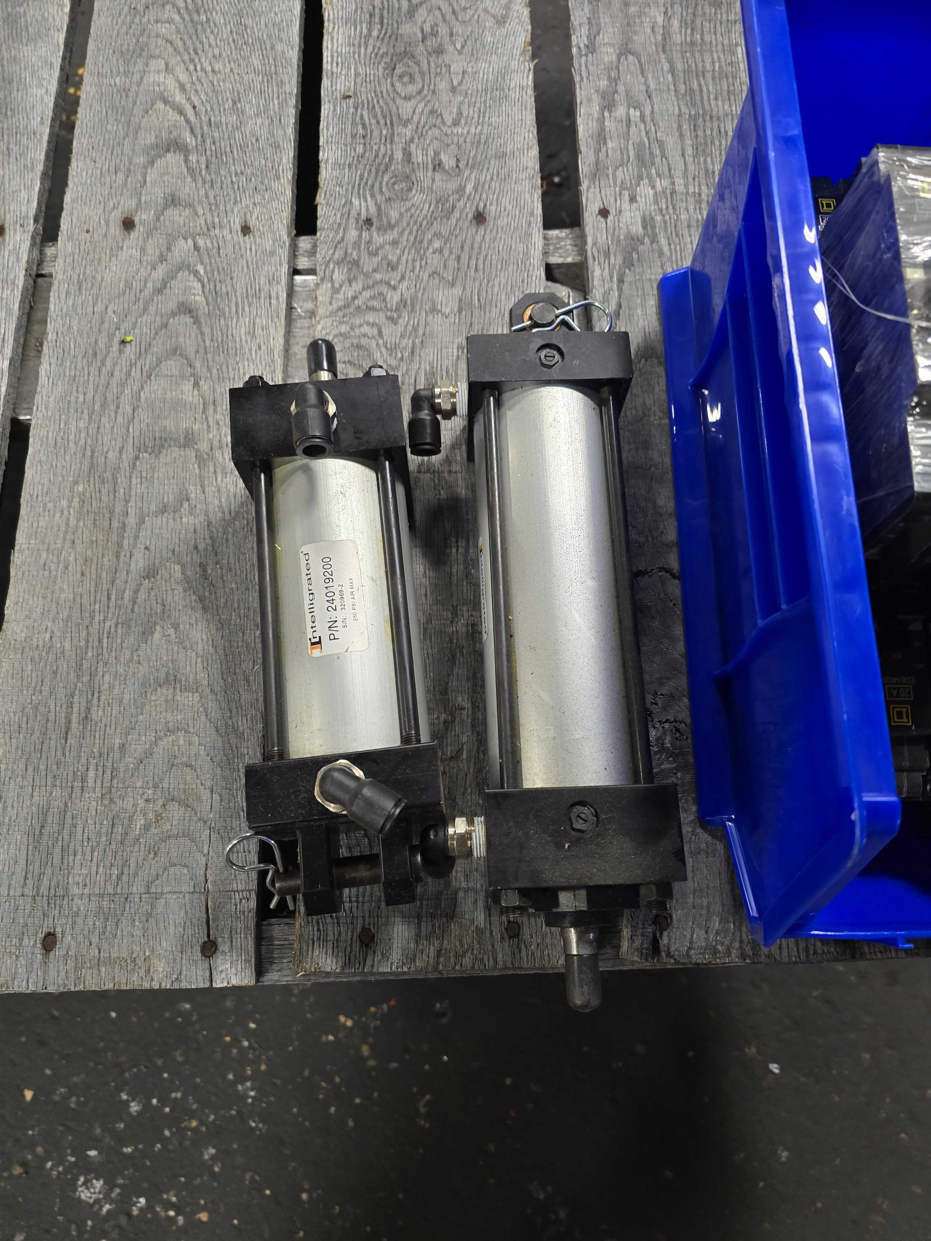 LOT OF CIRCUIT BREAKERS & PNEUMATIC CYLINDERS - INDUSTRIAL PARTS