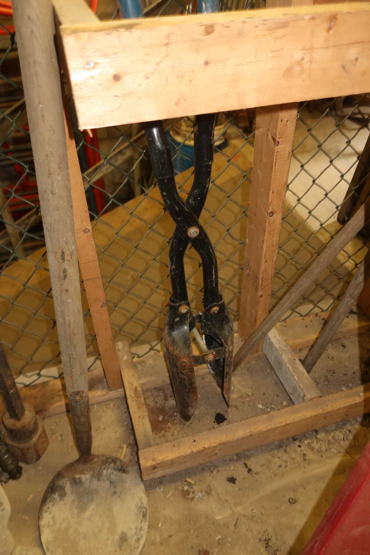 LOT OF ASSORTED GENERAL PURPOSE TOOLS, RAKES, BROOMS, POST HOLE DIGGER - ELECTRIC POWER TOOLS