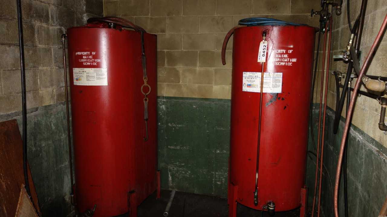 LOT OF 2 LUBRICATION OIL DRUMS W/ EXXON 10W-30 OIL - ELECTRIC POWER TOOLS
