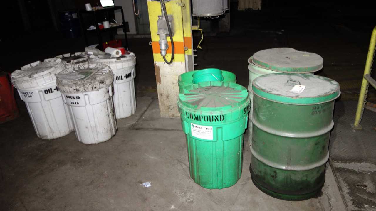 LOT OF 8 SPILL COMPOUND CONTAINERS - ELECTRIC POWER TOOLS