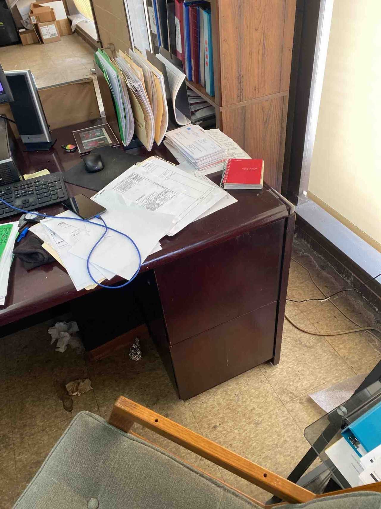 Lot of 2 Office desks - MATERIAL HANDLING