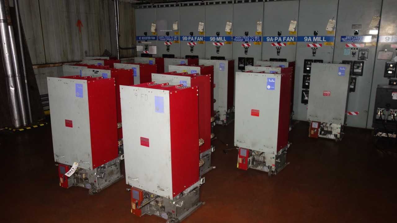 LOT OF 16 WESTINGHOUSE 50DHP250 1200A BREAKERS - CIRCUIT BREAKERS