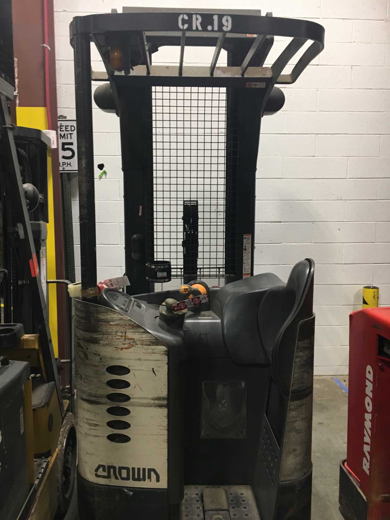 2003 Crown RR5220-45 reach truck, Enfield, CT - REACH TRUCKS