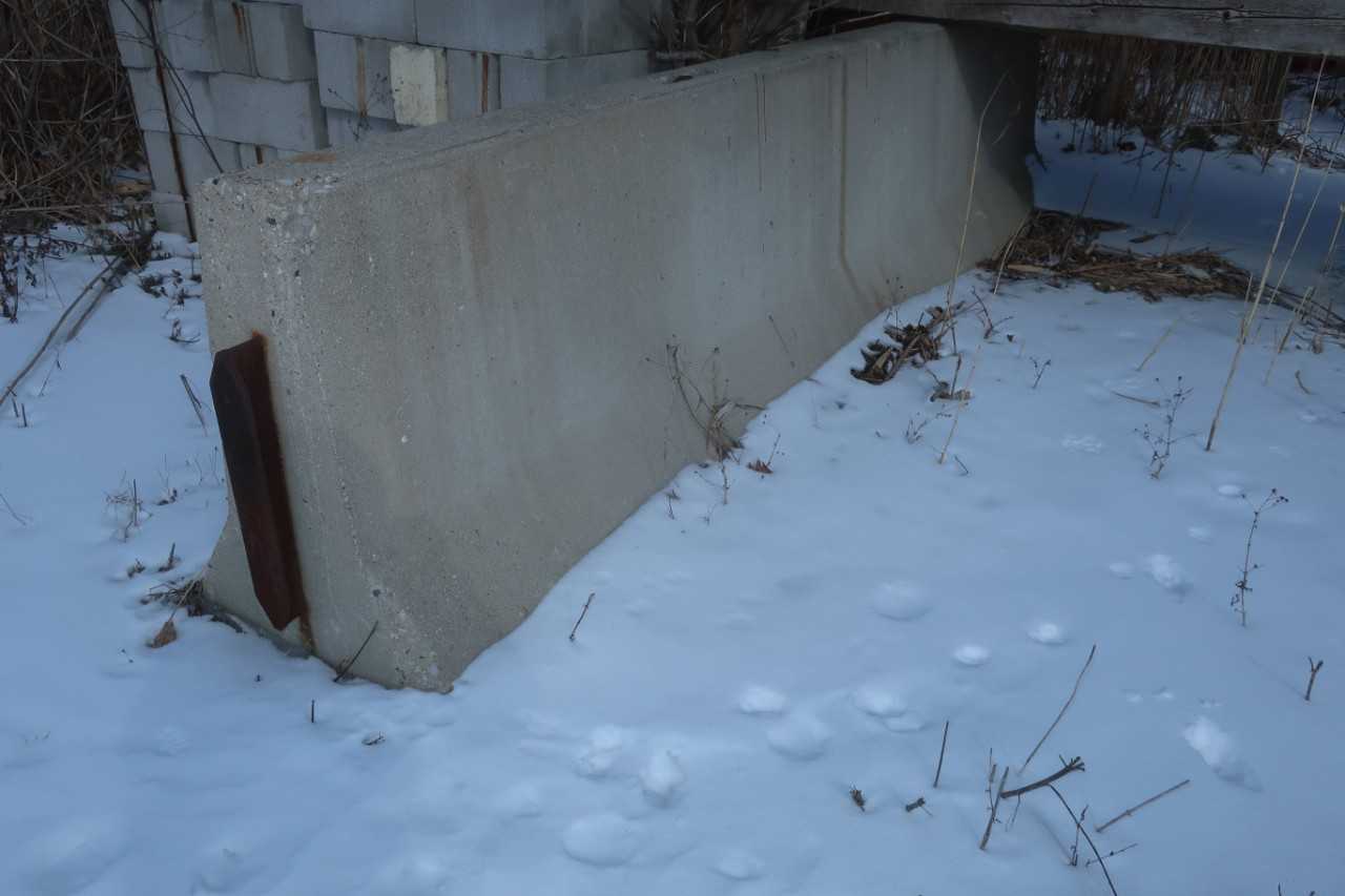 LOT OF 8 CONCRETE BARRIERS - TRAILER MOUNTED EQUIPMENT