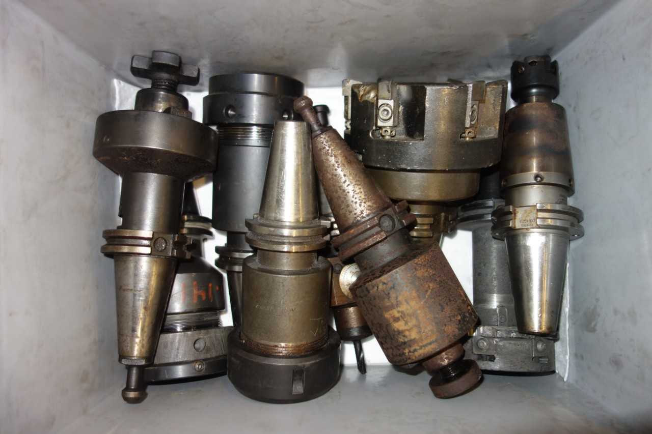 LOT OF ASSORTED CAT 40 TOOL HOLDERS - ELECTRIC POWER TOOLS