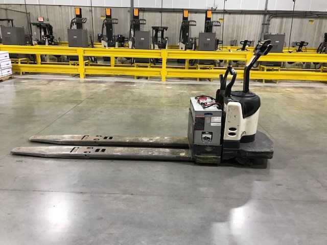 2005 Crown PE4000-60 rider jack, Hebron, KY - MANUAL PALLET JACKS