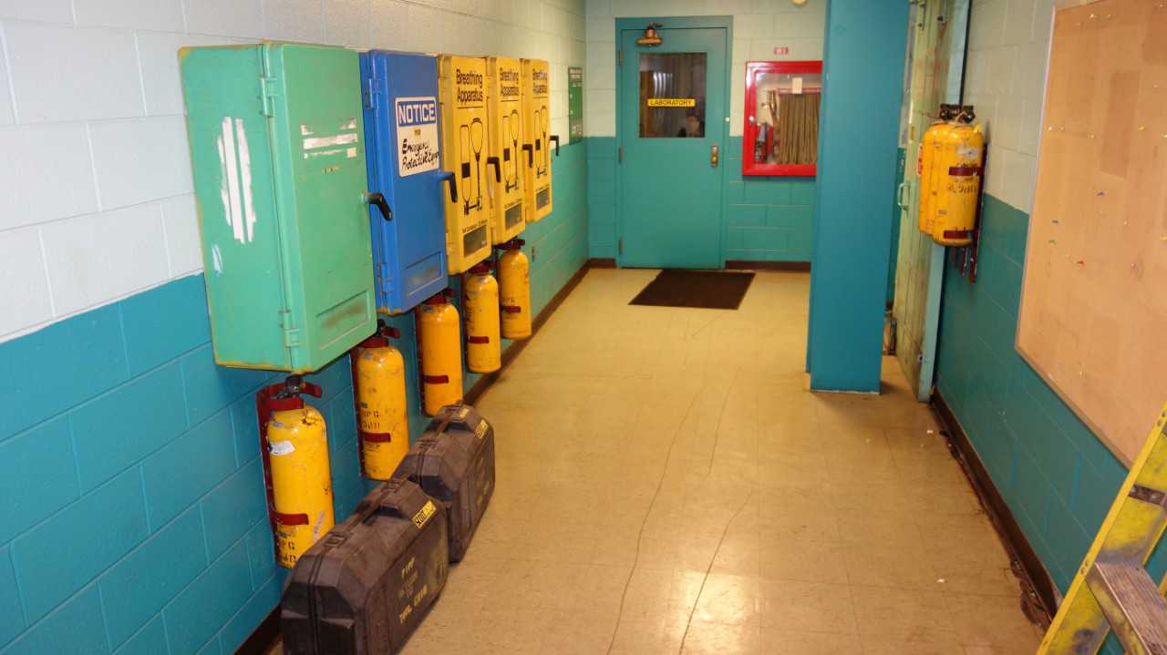 LOT OF 5 SCOTT BREATHING APARATUSES W/ 8 SPARE TANKS - PROCESS EQUIPMENT