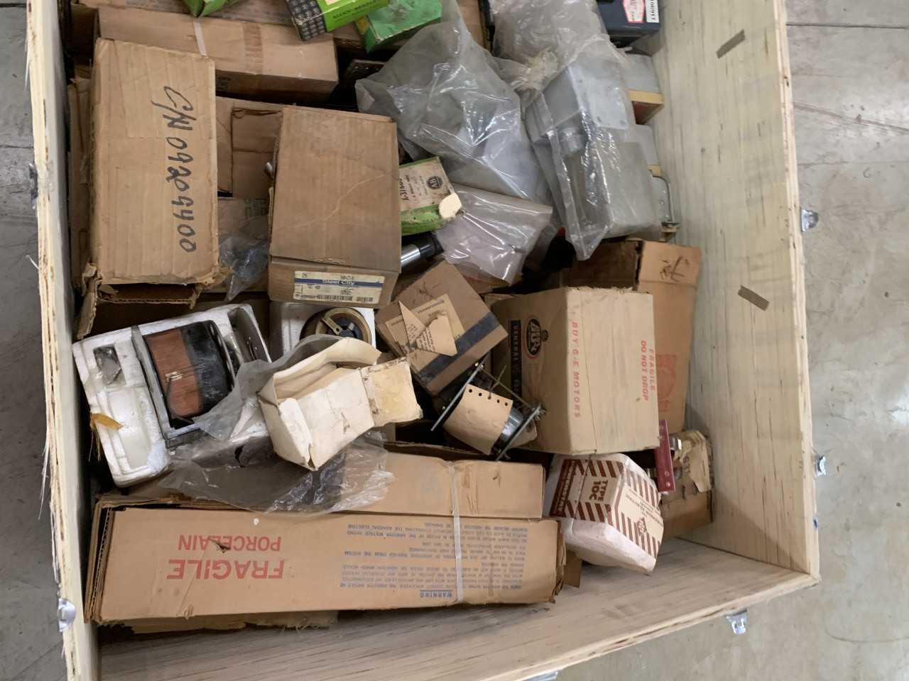 CRATE OF MISC. ELECTRICAL AUTOMATION EQUIPMENT ALLEN-BRADLEY ETC. - ELECTRICAL COMPONENTS