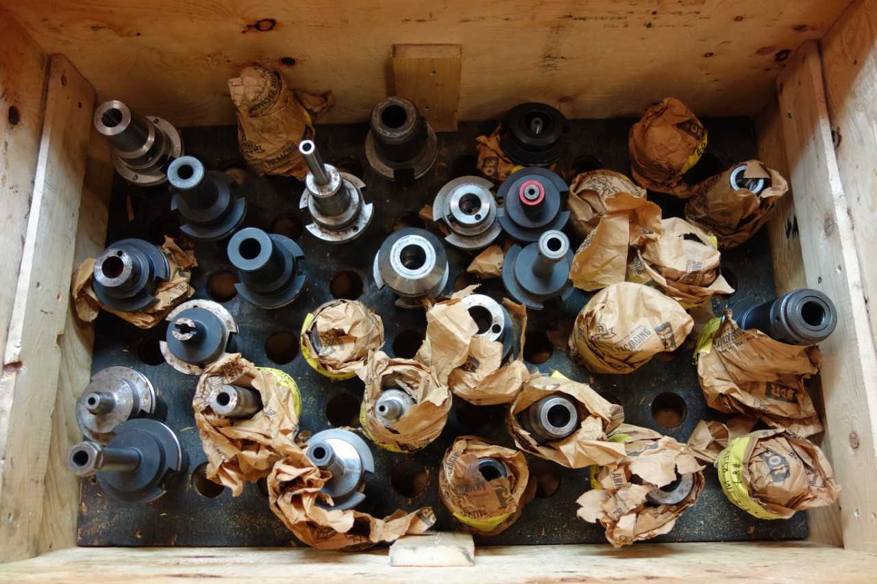 1 CRATE OF ASSORTED CAT50 TOOL HOLDERS - LYNDEX, FITZ-RITE - MACHINING ACCESSORIES & TOOLING