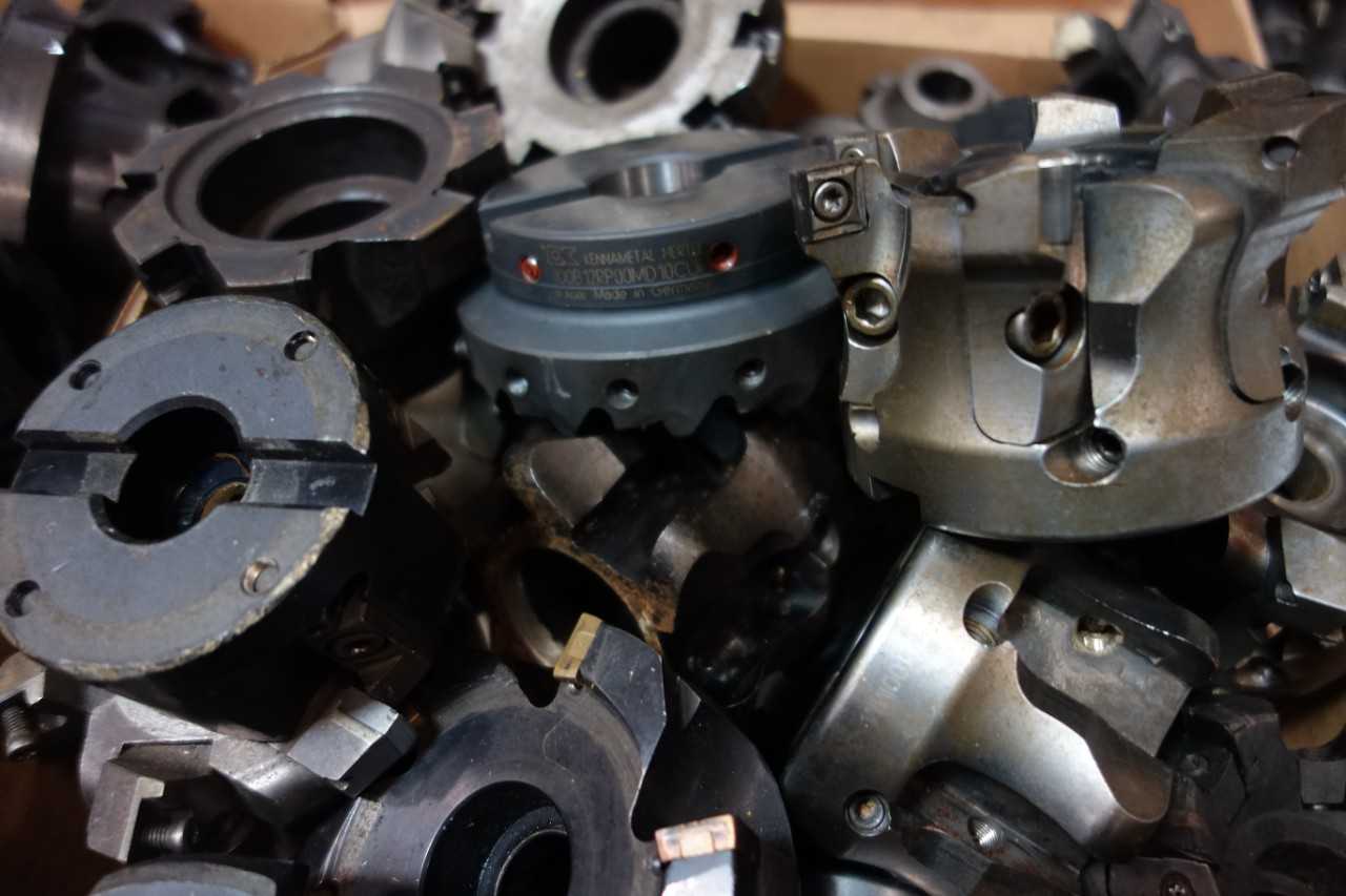 LOT OF ASSORTED SURFACE MILLS AND CUTTERS - KENNAMETAL - MACHINING ACCESSORIES & TOOLING