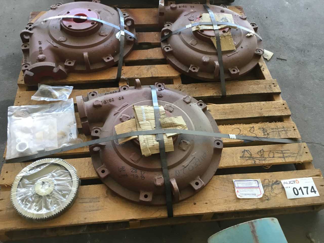 A lot of three Suction Side Shell Halves A-6-5 PMP and one Lghtn Mxr Change Gear Kit - MISCELLANEOUS
