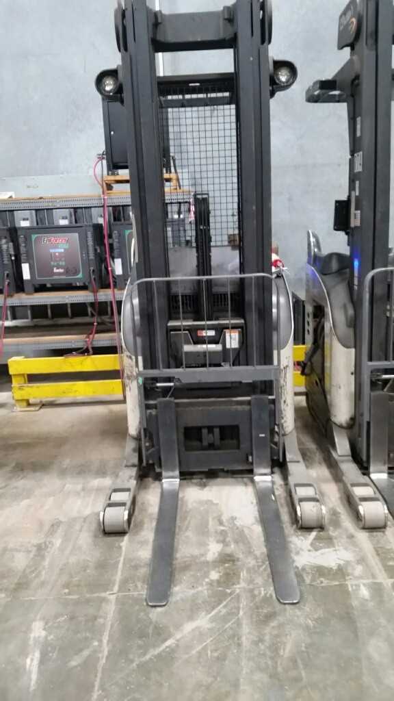 2005 Crown RR522035TT240 reach truck Fenton MO - REACH TRUCKS